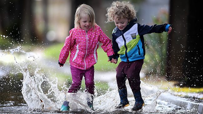 kids-splashing-puddles